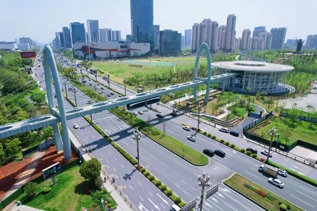 列車懸掛于軌道梁下方凌空“飛行”！國內首條空軌真的來了(圖1)