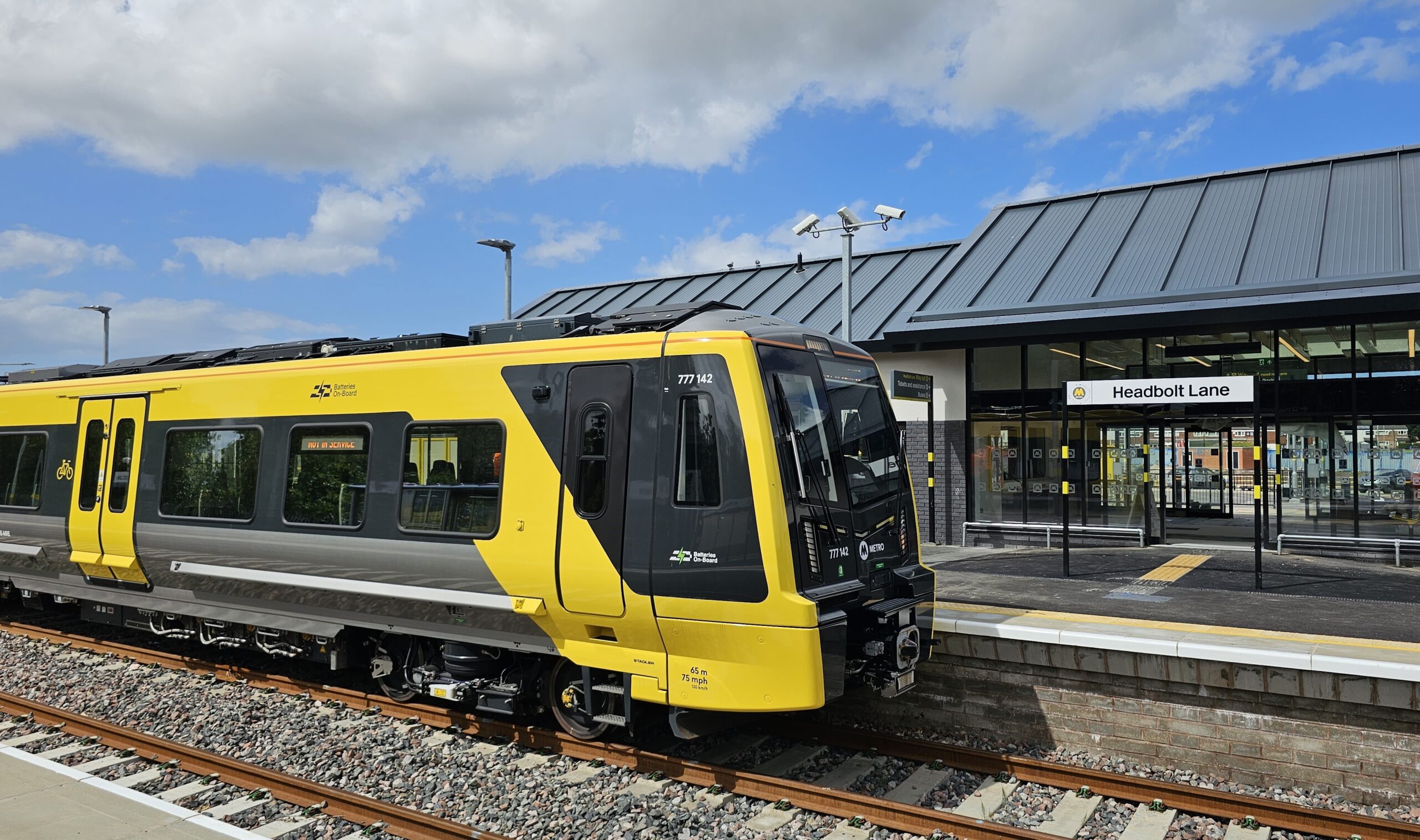 英国首列电池供电旅客列车在利物浦Headbolt Lane 车站开放运营(图1)