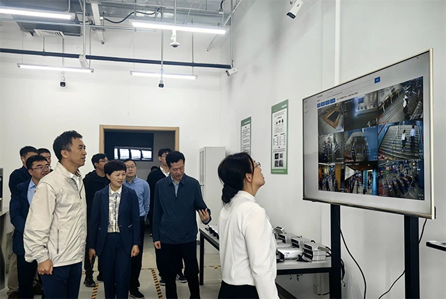 南京地铁集团副总经理蔡玉萍一行到访国家工程研究中心(图2)