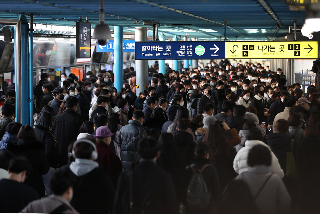 首尔地铁明年起试行无座车厢以缓解早高峰拥堵情况(图1)