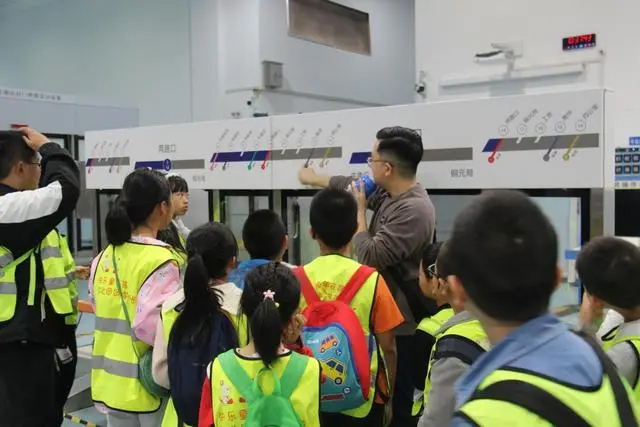 江北区青少年走进科普基地 体验轨道交通科技魅力(图1)