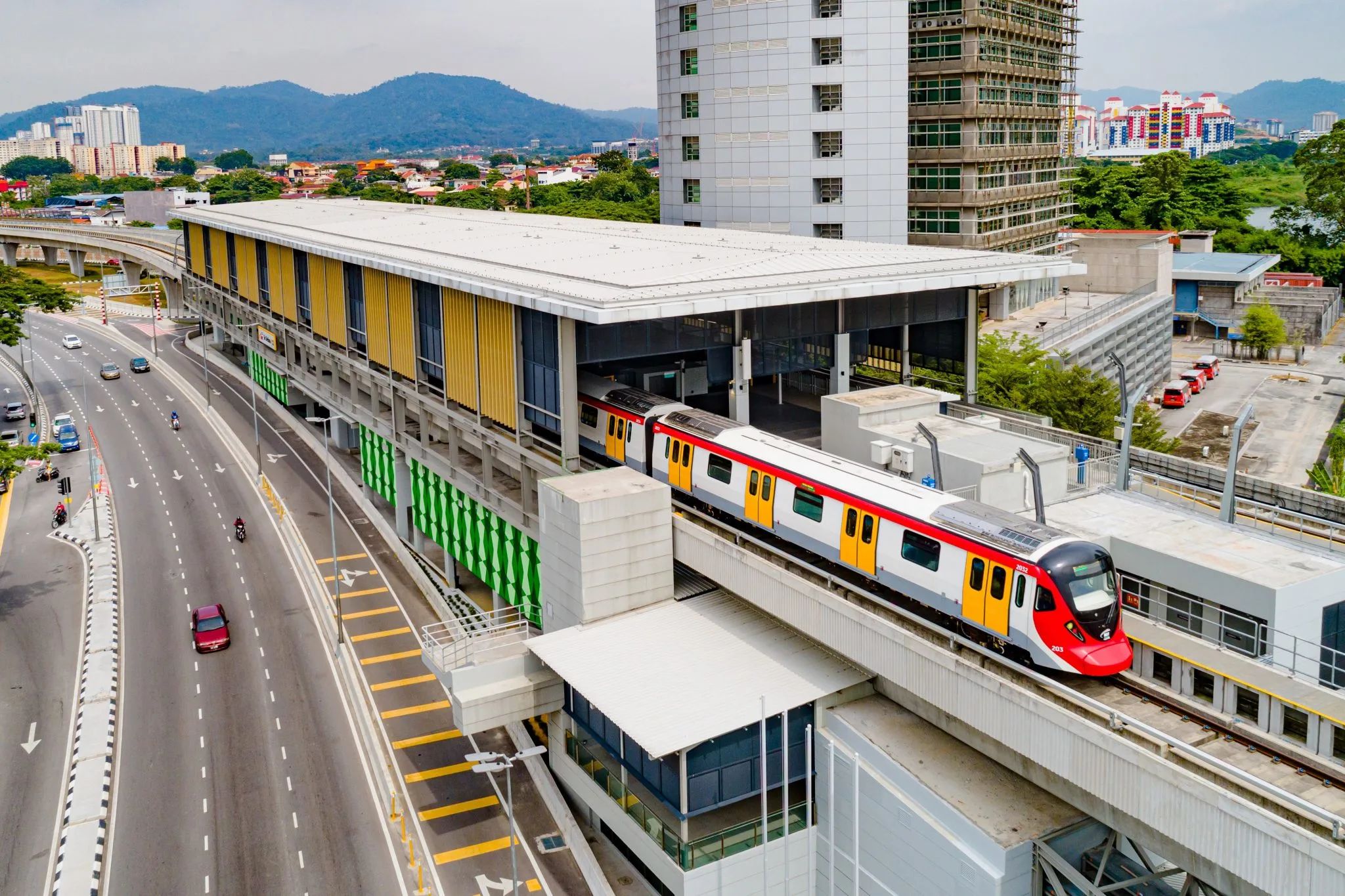 中交建参建的吉隆坡地铁获马来西亚总理曾亲自试乘并点赞！(图1)