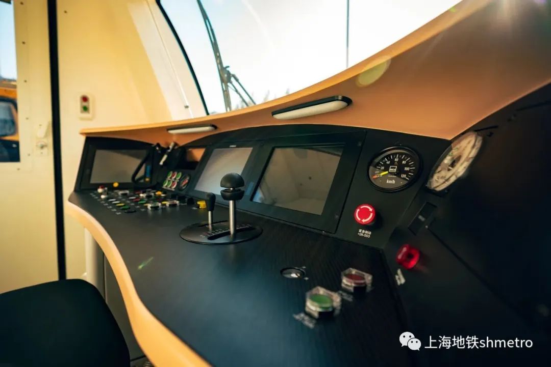 未来之车！上海地铁新车型在朱家角基地吊装入库(图2)