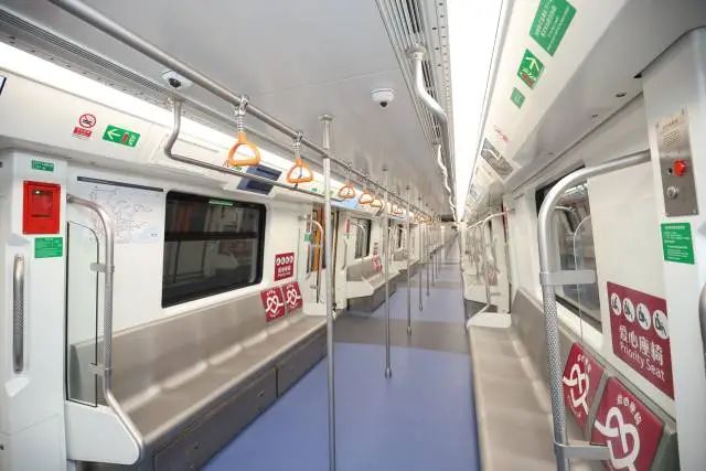 深圳地铁13号线列车正式亮相(图2)