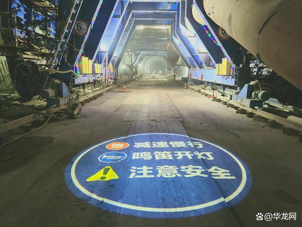 提前10个月！重庆轨道交通15号线一期铜锣山隧道顺利贯通(图1)