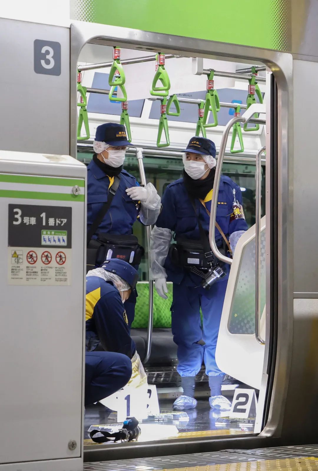 日本地铁深夜突发！“女子车厢中刺伤4人”(图1)