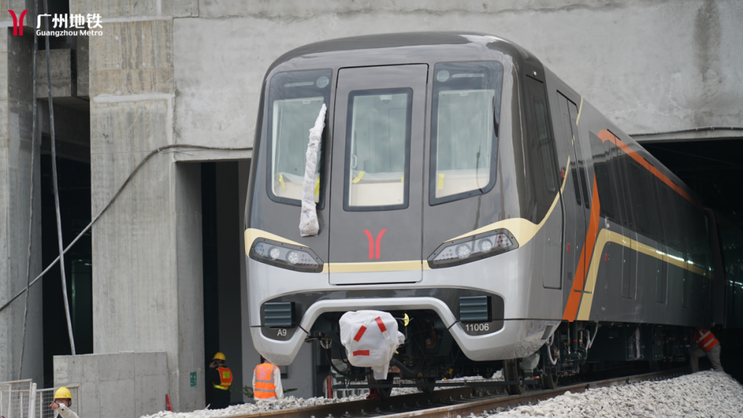 首度亮相！广州首条地铁环线首列车抵穗(图2)