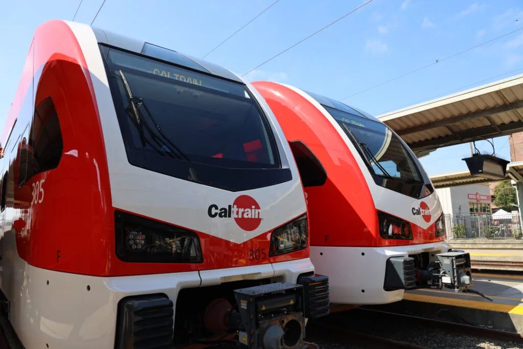 北美一代首个电气化焕新项目!Caltrain 电动列车完成测试(图1)