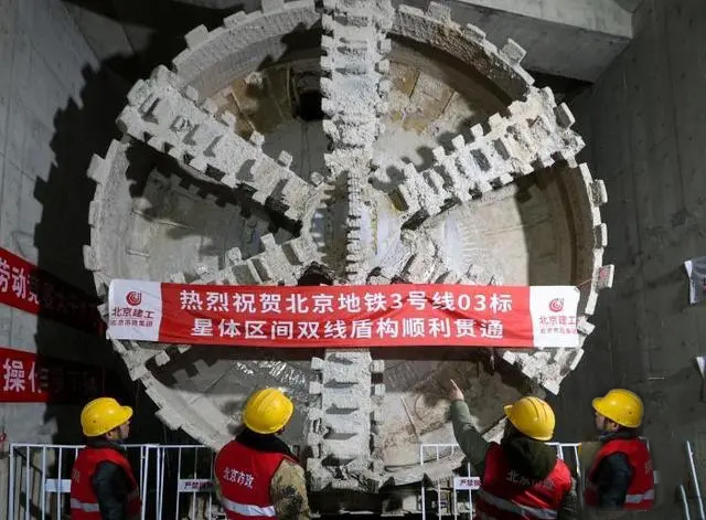 “轨道上的京津冀”初步建成 北京至6个毗邻区域均可1h内通达(图1)