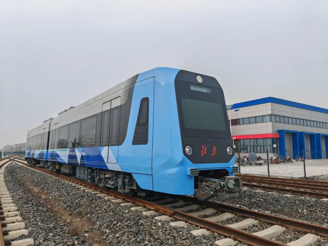 停在試車線上的氫能源混合動力鉸接輕軌車/記者拍攝