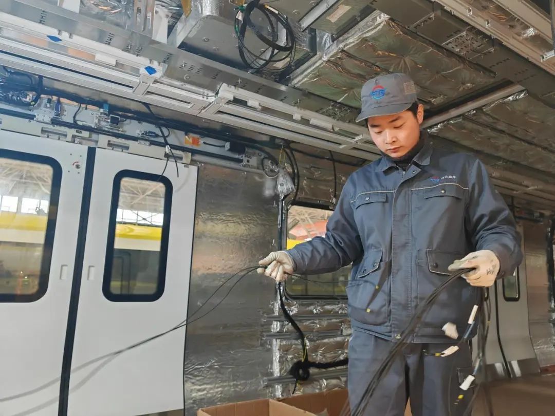 生產(chǎn)人員正在組裝列車設備/記者拍攝