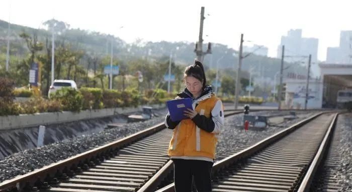 國鐵南寧局南寧工務段唯一女技師：柔肩承重綻芳華(圖1)