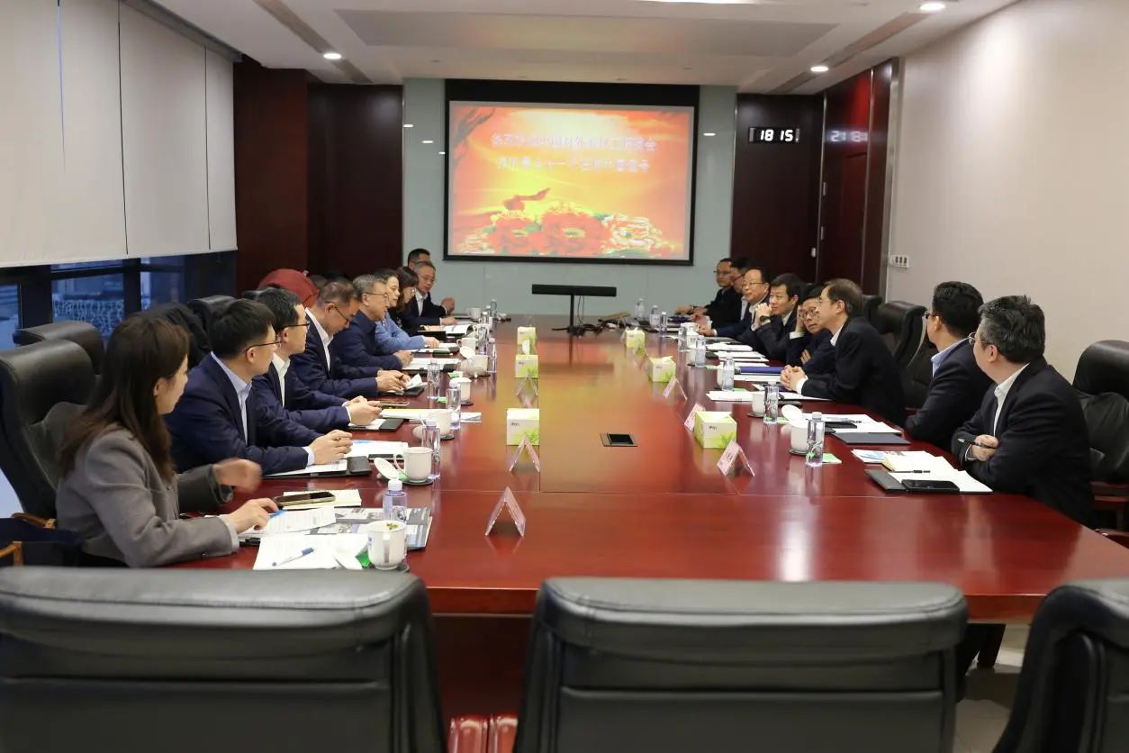 樓齊良會見中國對外承包工程商會會長房秋晨(圖1)