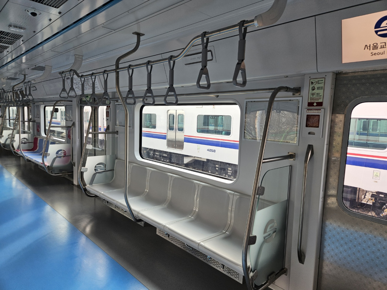 首尔地铁将地铁座椅从织物改为塑料(图1)