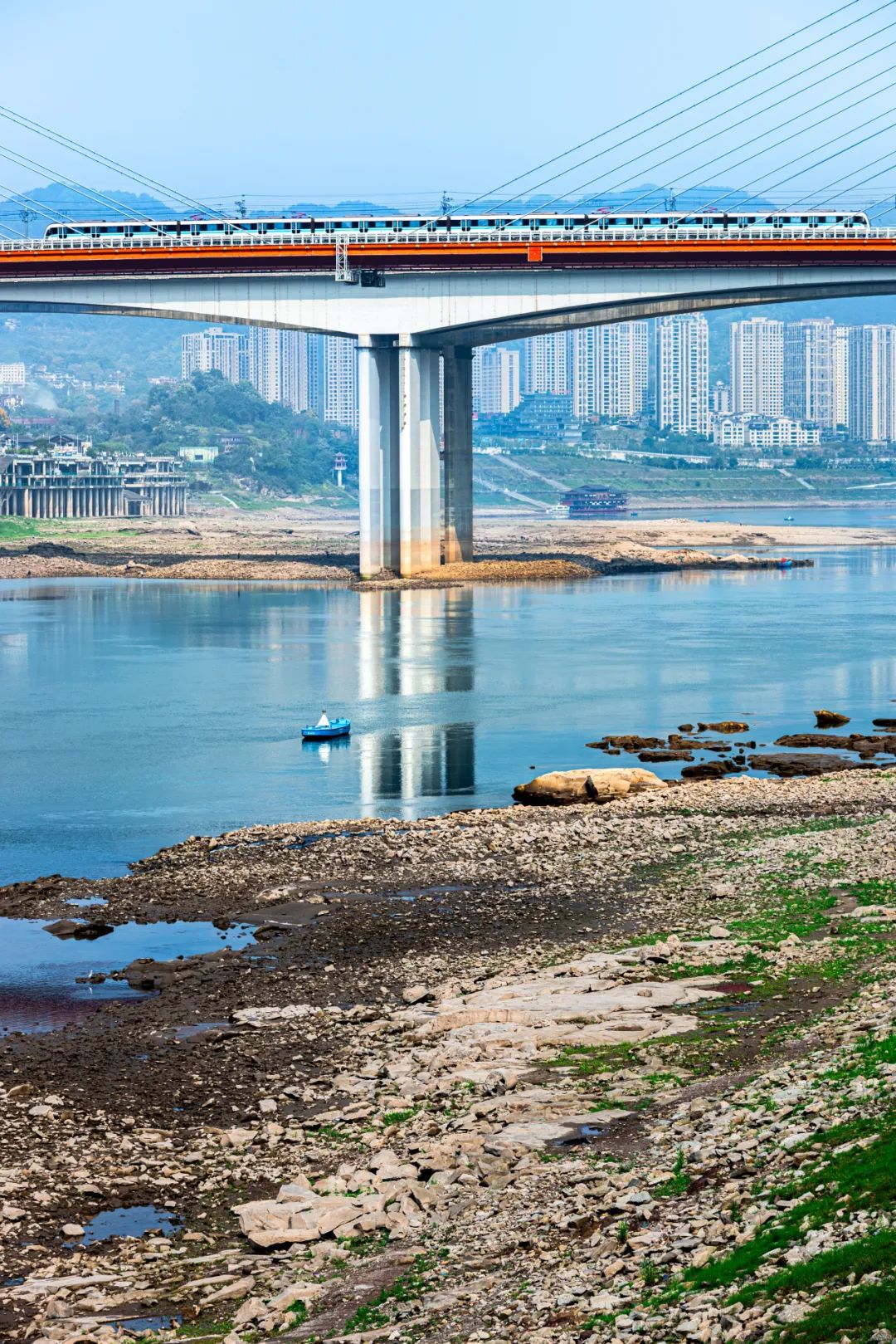 铺着“席梦思”的重庆地铁(图1)