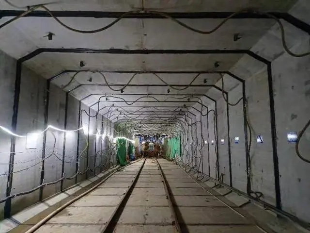 济南轨道交通4号线经七路西站：硬岩区“啃出”70米出入口过街廊道(图1)