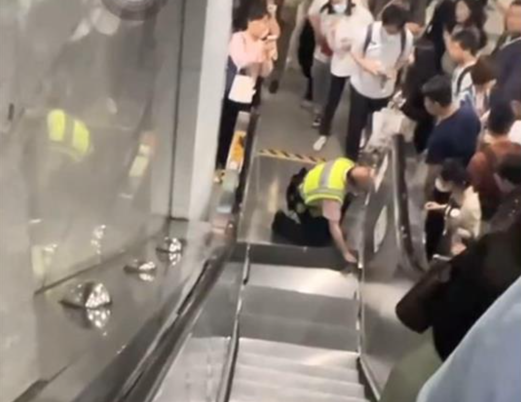 上海地鐵深夜辟謠！乘客鞋子被扶梯夾住無人受傷(圖1)