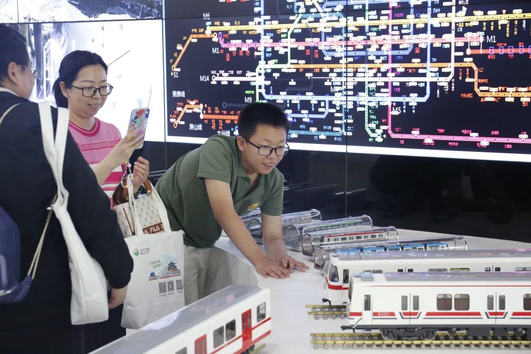 2024年首場“北京交通開放日”活動成功舉行 市民走進亞洲最大軌道交通“大腦”(圖2)