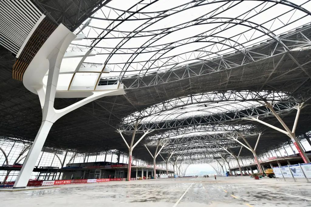 西部地区最大高铁枢纽站钢结构屋顶完工(图3)