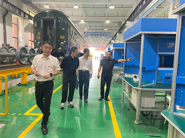 国家铁路局一行在湖南铁道职院调研轨道交通教育设备建设(图1)
