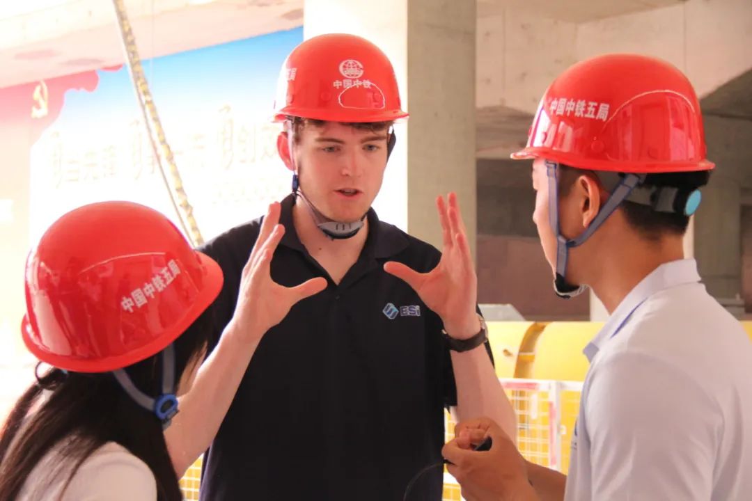 “未来之桥”中美青年中国中铁基建智能化建造交流活动走进中铁五局成都轨道交通项目(图3)