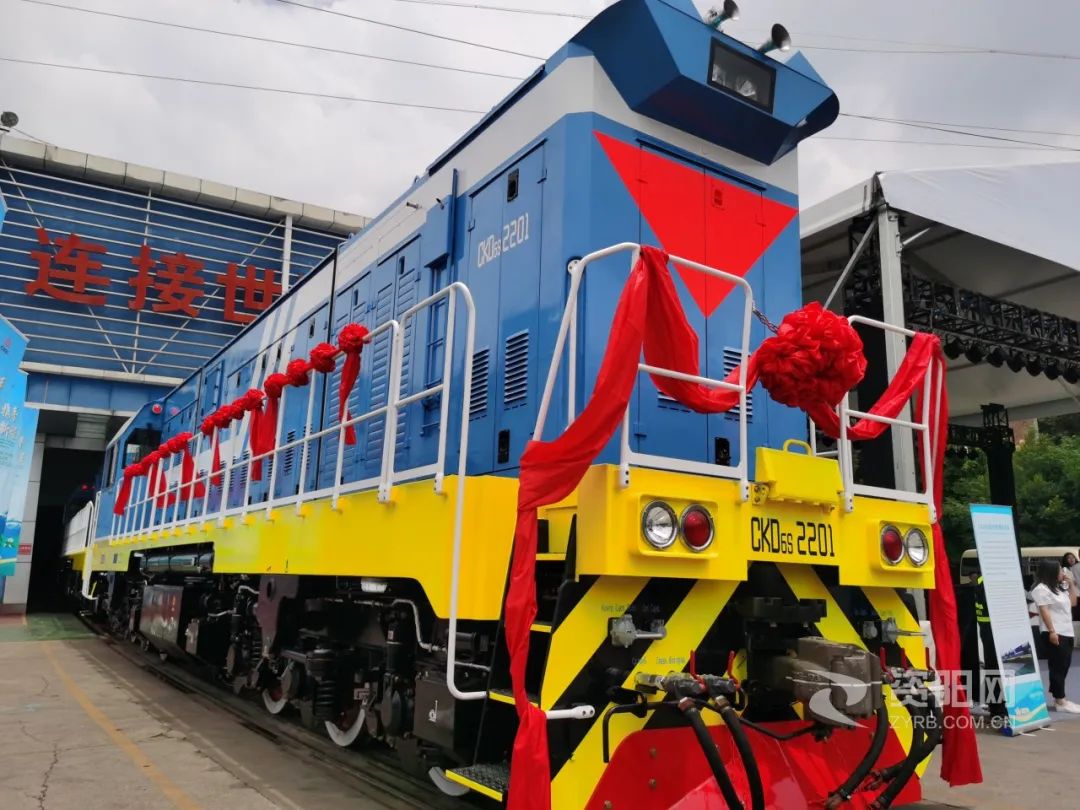我國(guó)首批兩臺(tái)用于EAC認(rèn)證的CKD6S型調(diào)車(chē)機(jī)車(chē)在資陽(yáng)下線(圖1)