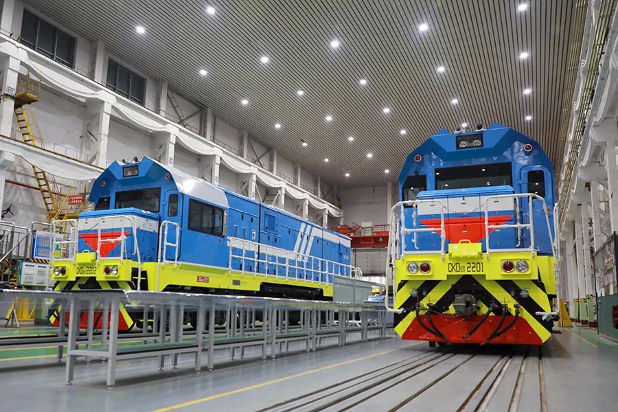 我國(guó)首批兩臺(tái)用于EAC認(rèn)證的CKD6S型調(diào)車(chē)機(jī)車(chē)在資陽(yáng)下線(圖2)