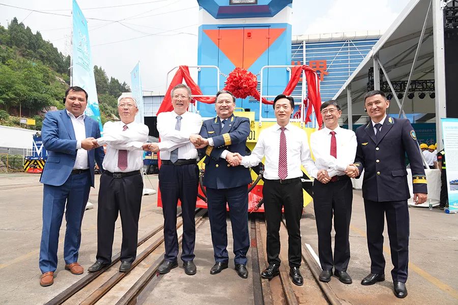 我國(guó)首批兩臺(tái)用于EAC認(rèn)證的CKD6S型調(diào)車(chē)機(jī)車(chē)在資陽(yáng)下線(圖4)
