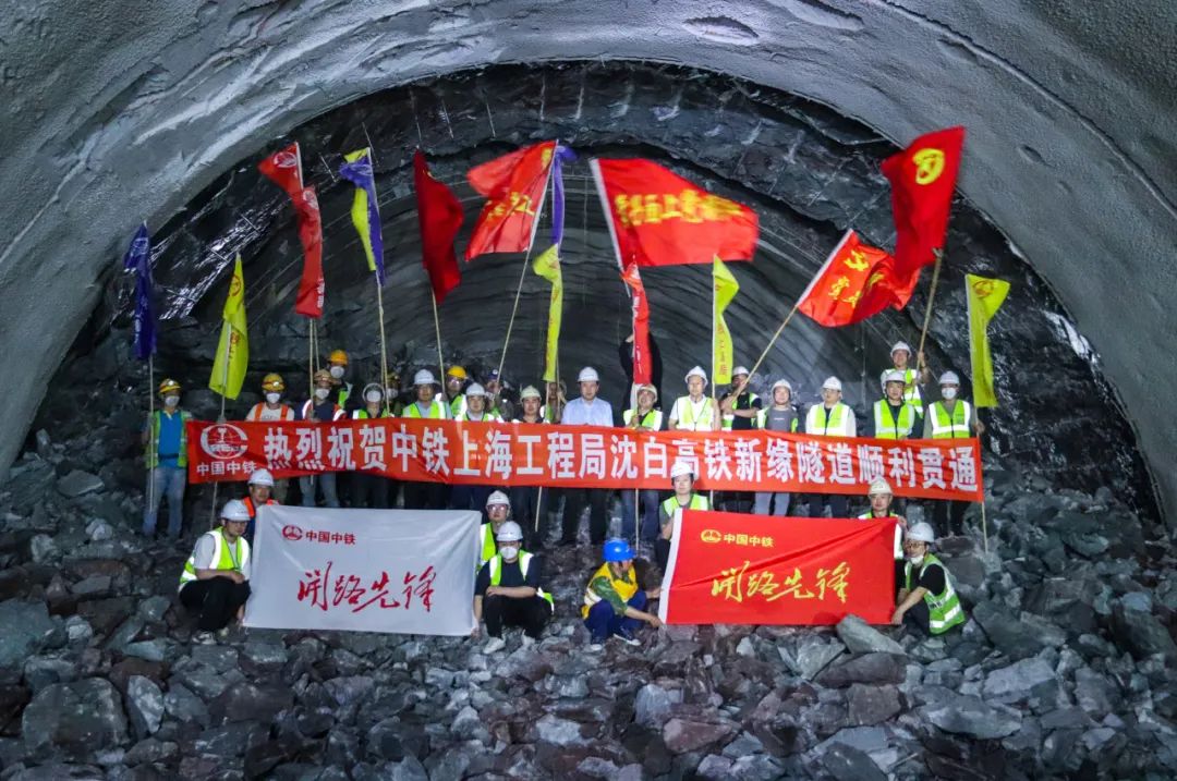 沈白高铁辽宁段无砟轨道施工启动(图1)