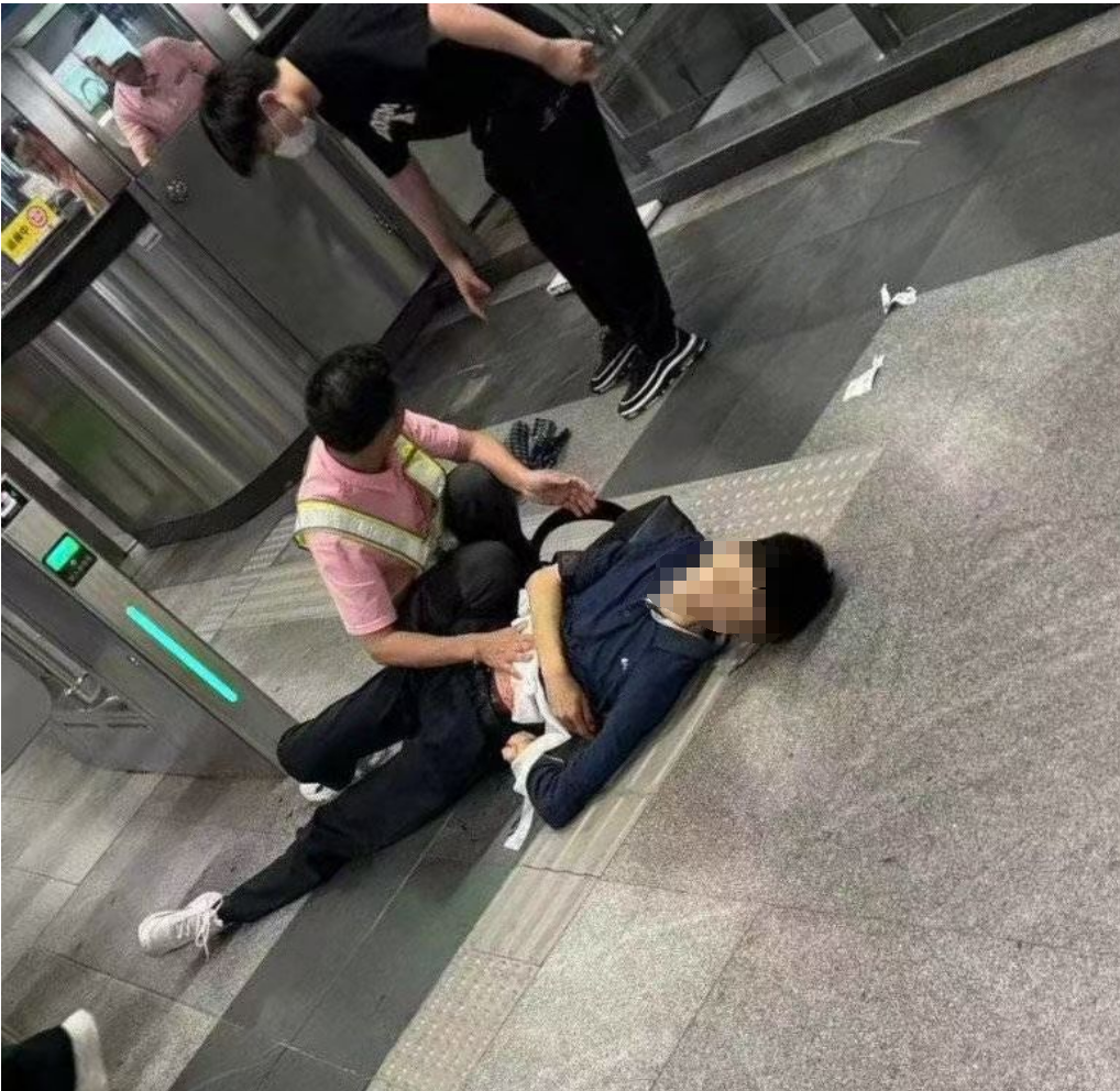 上海地铁合川路站54岁男子持刀伤3人，已被警方抓获(图1)