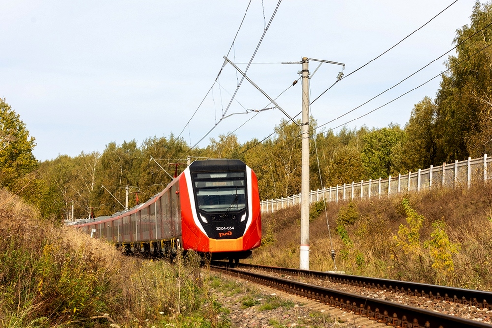 八編組電動列車ES104“Finist”通過驗收和認證測試(圖1)