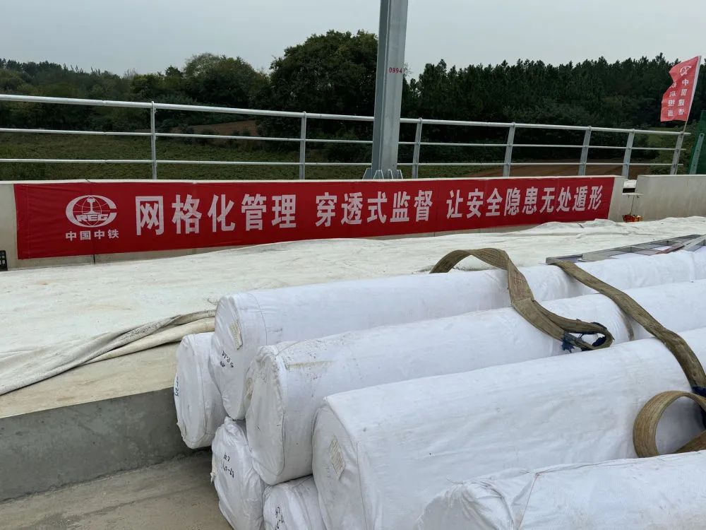 合新鐵路建設(shè)材料被曝“以次充好”，業(yè)內(nèi)人士：無(wú)法適應(yīng)列車(chē)運(yùn)行沖擊，施工單位回應(yīng)(圖2)