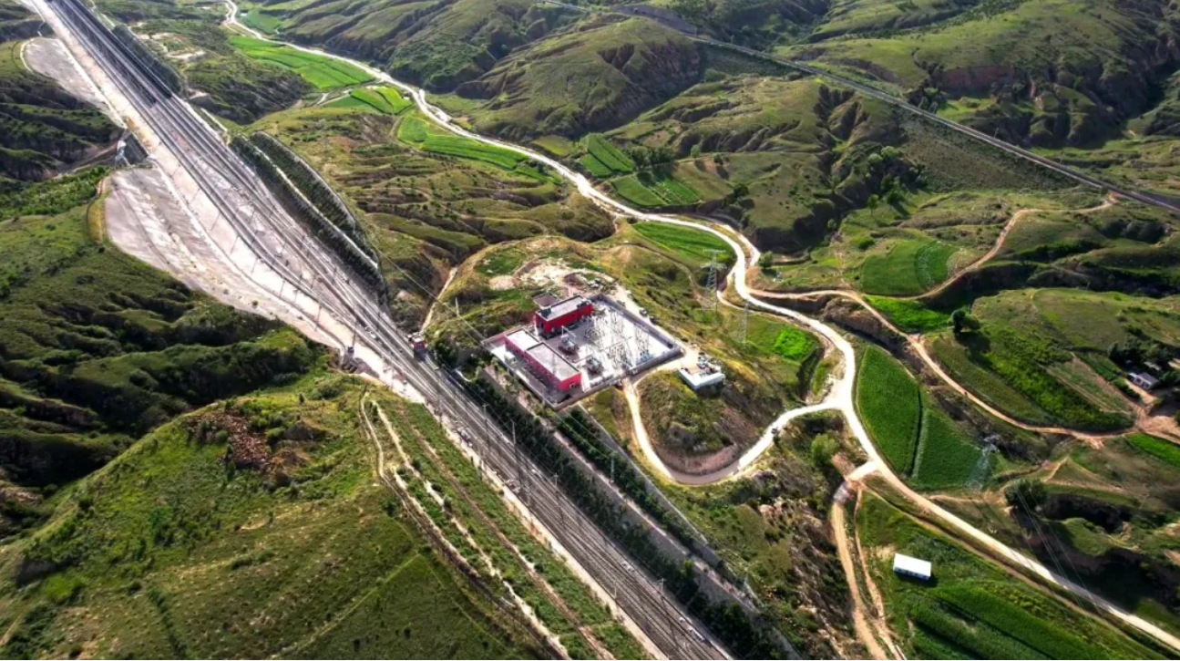 新朔鐵路巴準線貫通式同相供電工程化技術研究與應用通過驗收(圖1)