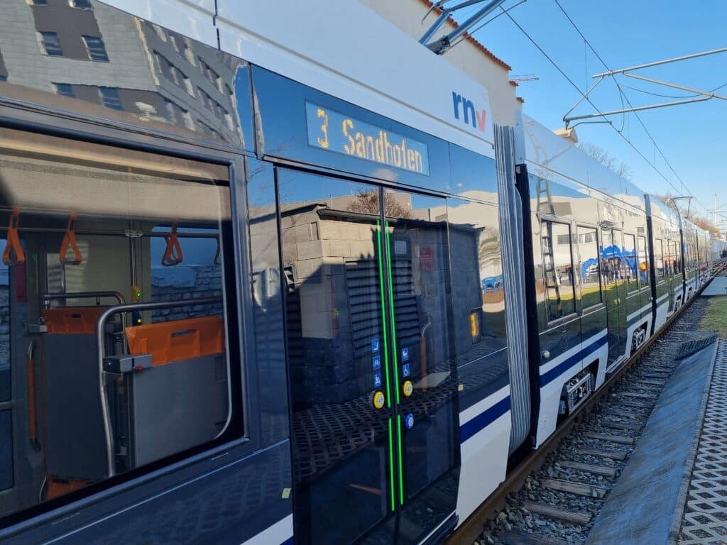 斯柯達(dá)發(fā)布“全球最長(zhǎng)”低地板有軌電車(圖2)
